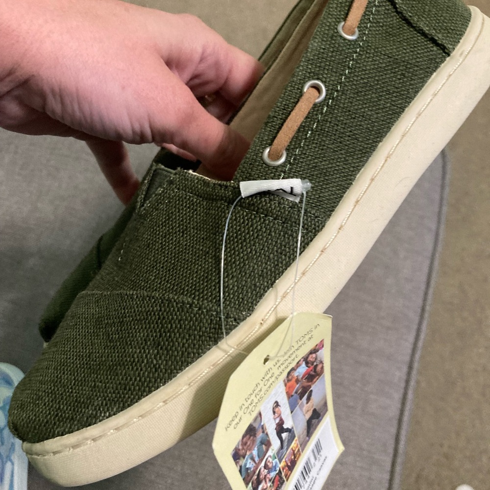 Toms green canvas alpargata shoes!! Brand new 3.5 youth